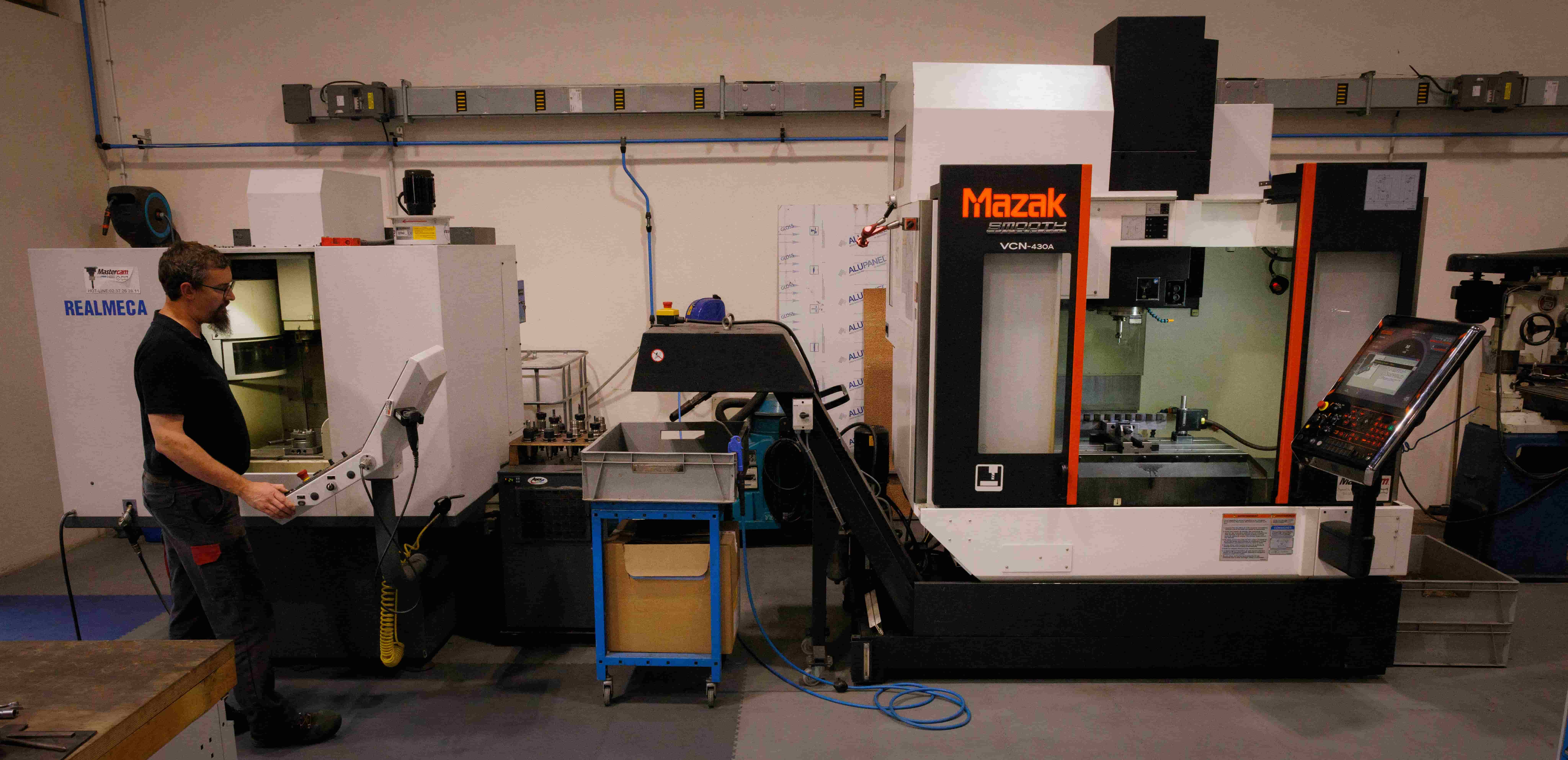 Vue d’un centre d’usinage Mazak avec poste de travail et convoyeur à copeaux