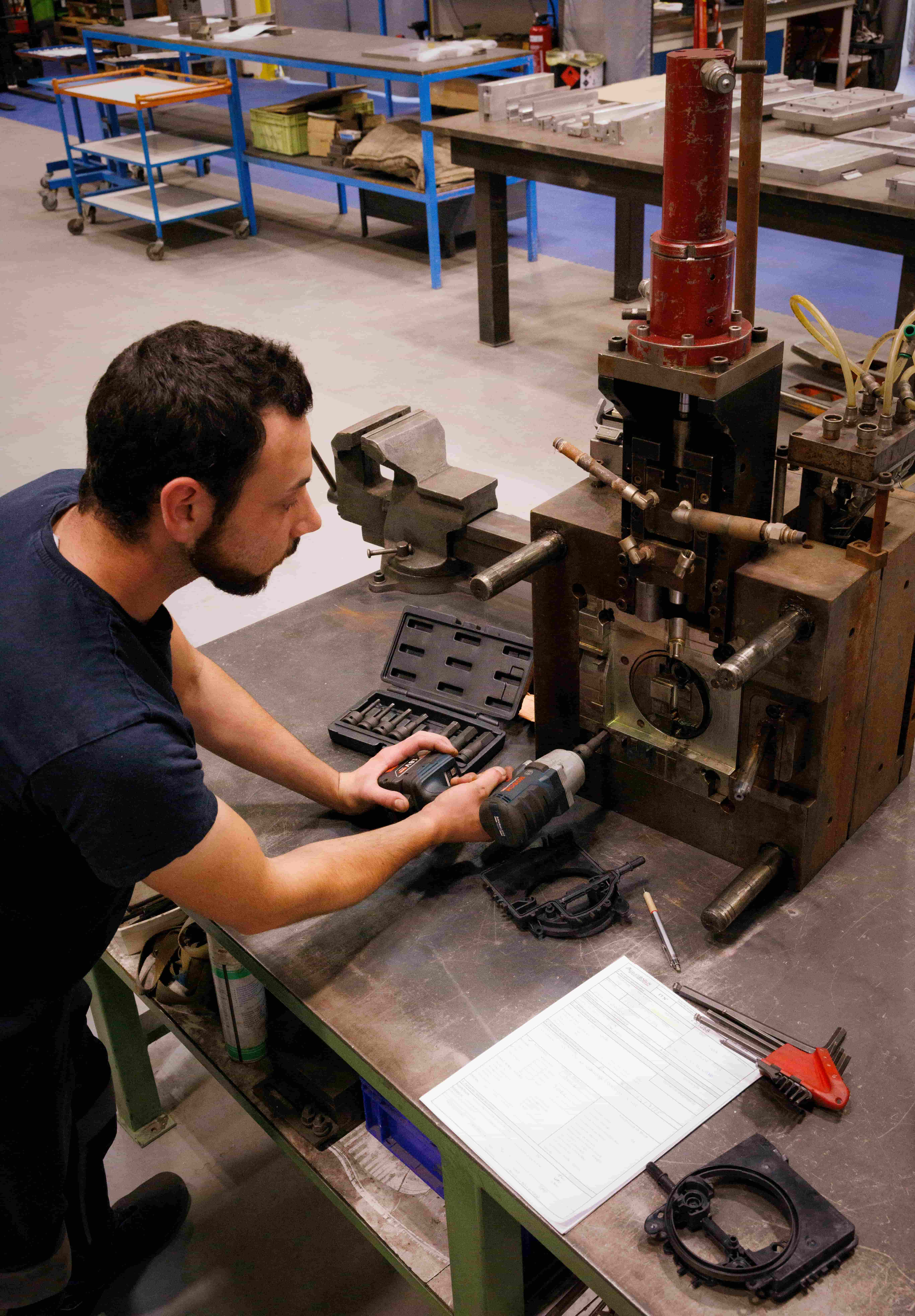 Technicien procédant au remontage manuel d’un moule
