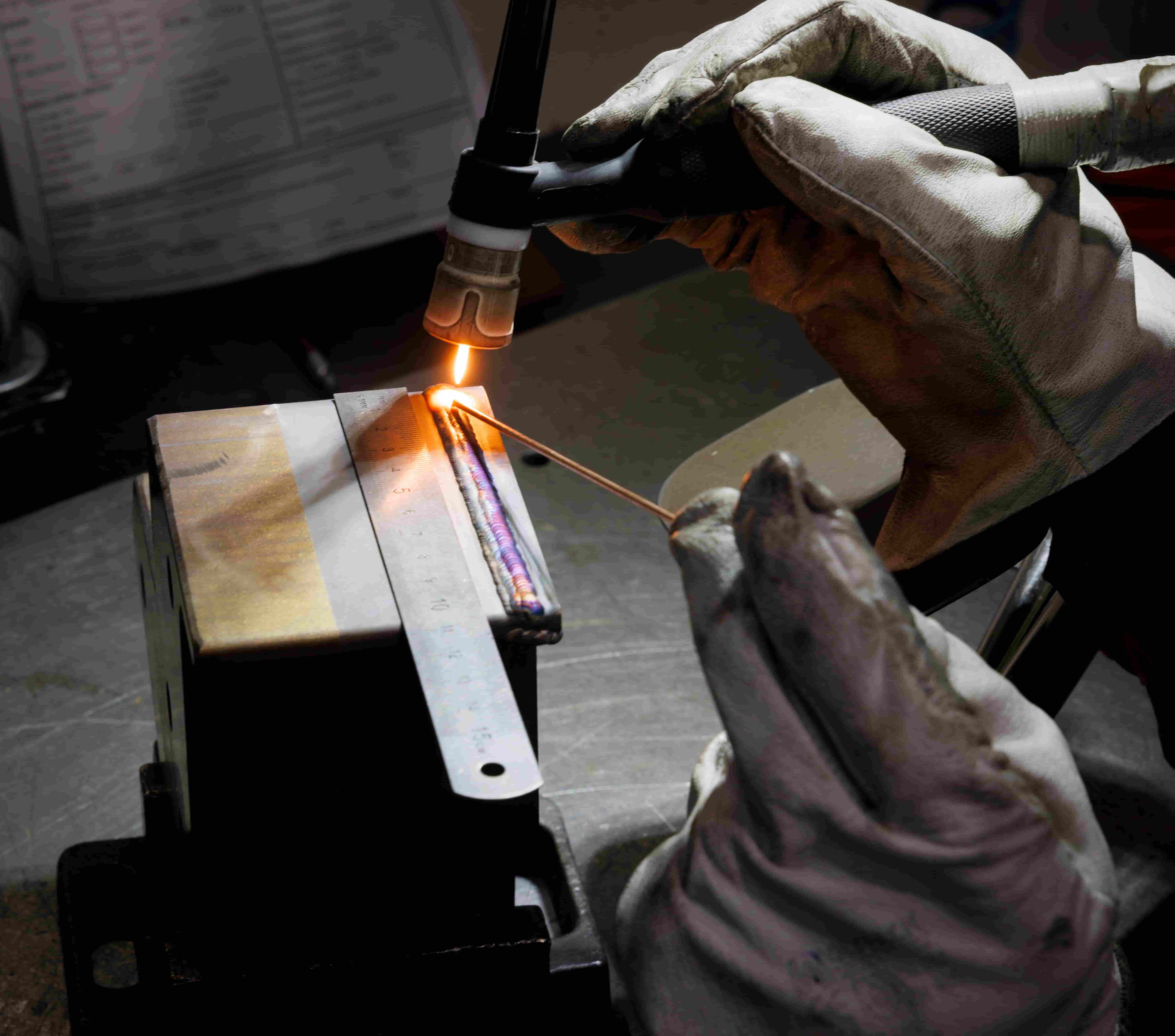 Soudure TIG de précision sur une pièce métallique